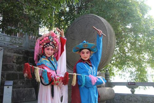 湘剧表演《小放牛》在石鼓书院,两位来自衡阳湘剧艺术团的青年演员