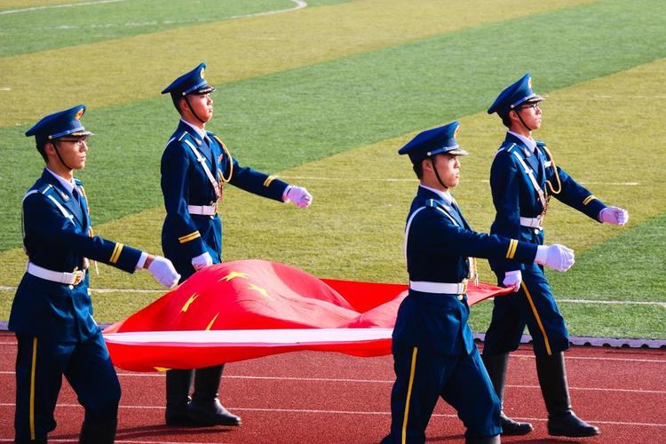 国家节日升国旗仪式军人图片