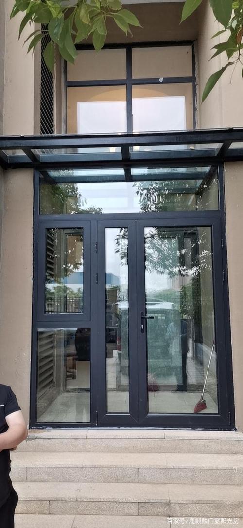 一楼钢架玻璃顶入户门厅,封装断桥铝门联窗