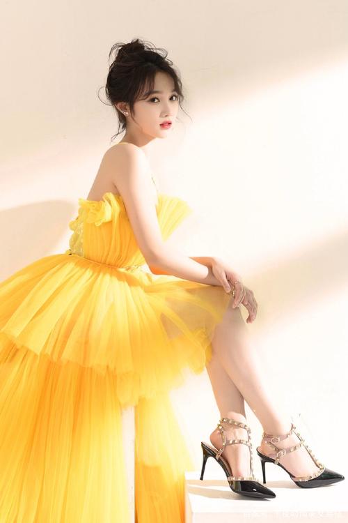 宋昕冉:橘黄色吊带连衣裙,白嫩美腿养眼美图