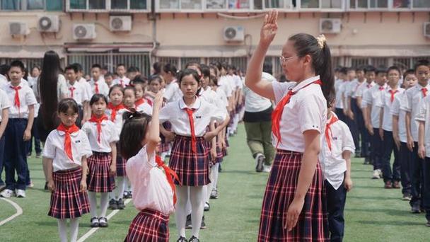 济南市历下实验小学157名新队员戴上红领巾