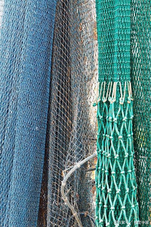 渔民赖以生存的武器,就是渔网,自古以来渔网都是手工织的,准确说都是