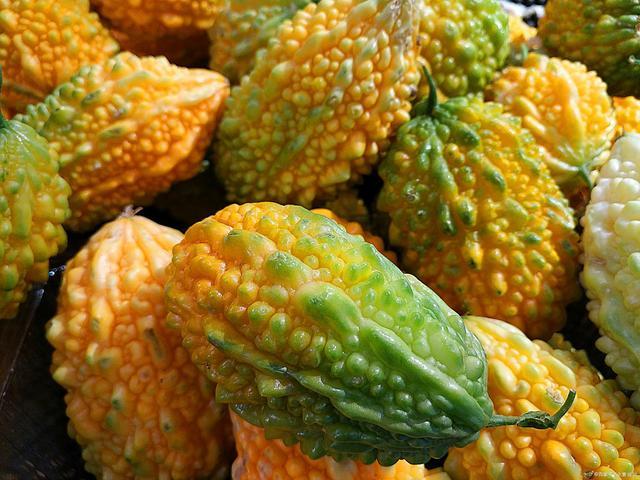 这种水果形似苦瓜,外形丑陋却极具营养,市场上卖十几元一斤!