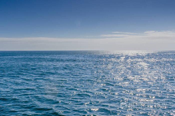 蓝色的大海与它反射的阳光