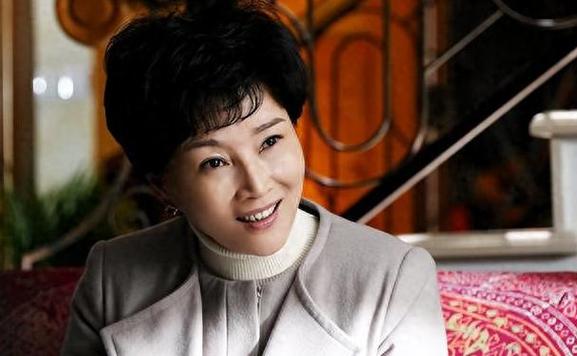 朱茵,这位被誉为"国民妈妈"的中国女演员,以她在荧幕上扮演的各种妈妈