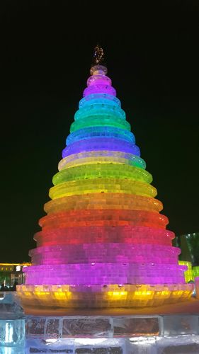 哈尔滨的冰灯,真的很漂亮(图为九宝琉璃塔?) 这是年前用手机照的照片