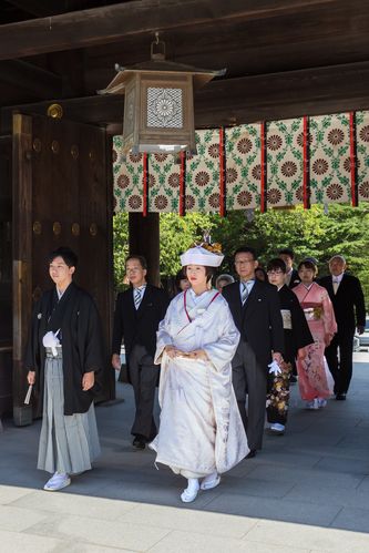 日本最传统的"神前式"婚礼,新娘要穿象征神圣,纯洁的"白无垢"和服
