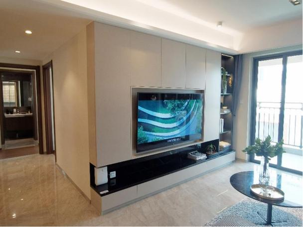 客厅电视背景墙的电视柜,装饰层架,电视机的摆放位置结合一体来设计.
