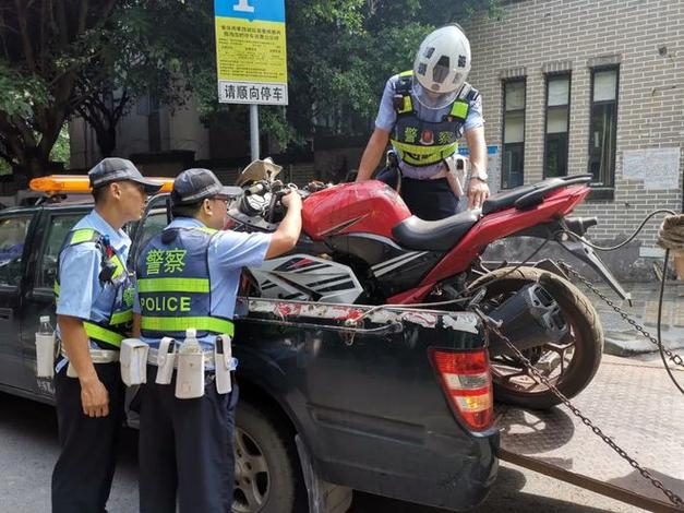 重庆交巡警严厉打击摩托车炸街扰民等突出交通违法行为