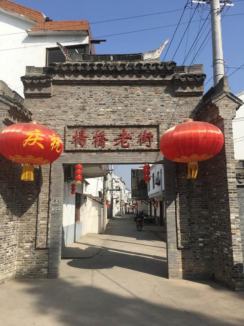 杨桥村口的青砖大门也是新砌的,庆祝国庆的红灯笼估计要挂到来年
