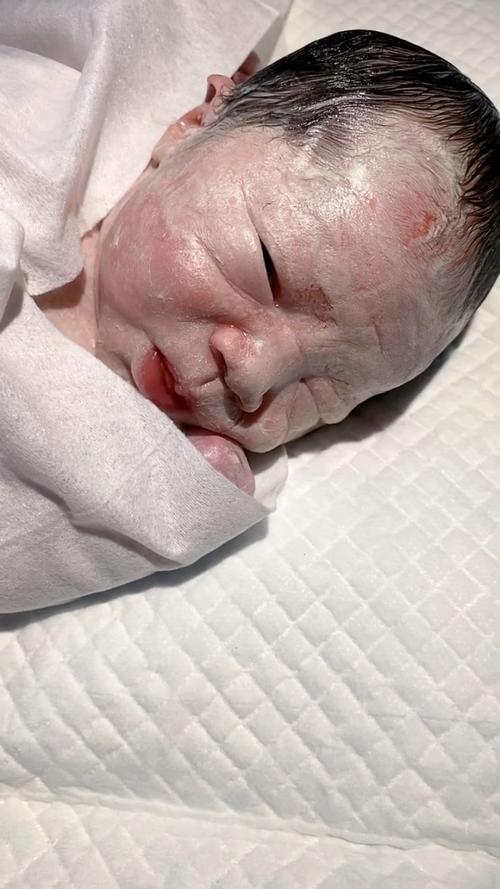 刚出生的五斤大宝宝,皮肤特别白皙,很漂亮