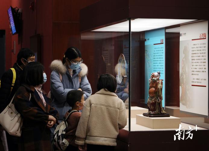 游客在博物馆内参观.