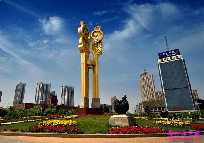 沈阳市府广场由升旗广场,太阳鸟广场和南广场三大部分组成,就象北京的