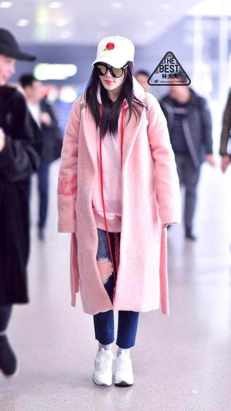 李小璐近日现身机场,穿着一件粉红色卫衣,外面的大衣也是粉红色的