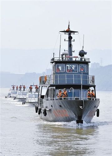 武警重庆市总队船艇支队"五一"坚守岗位 管控航道
