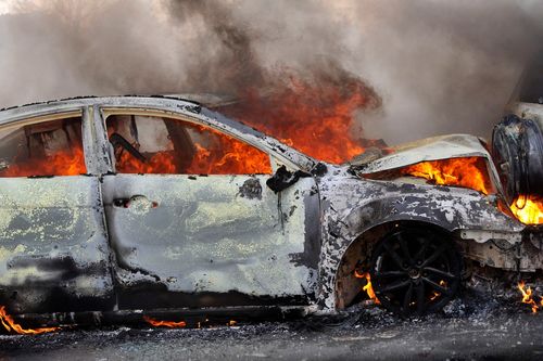 由于撞击过于剧烈,后两辆汽车很快起火并燃烧起来.