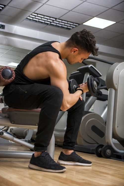 健身的男人图片-年轻人在健身器材上锻炼素材-高清图片-摄影照片-寻图