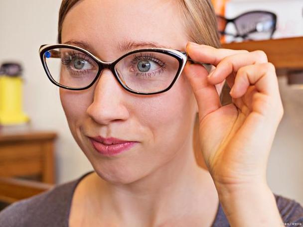长时间佩戴眼镜是否会使眼睛变形?揭开真相!