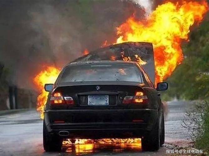 车子在半路着火怎么办揭秘汽车自燃的四个原因和应对方法