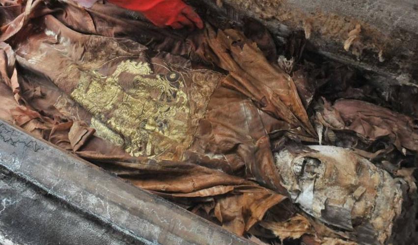 原创内蒙发现"龙袍公主墓",尸体240年不腐,专家:仅龙袍就值上亿
