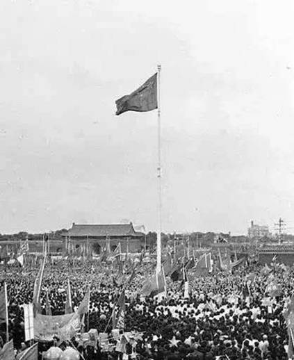 他设计的旗杆高扬五星红旗——记"旗杆设计师"林治远_庆祝新中国成立
