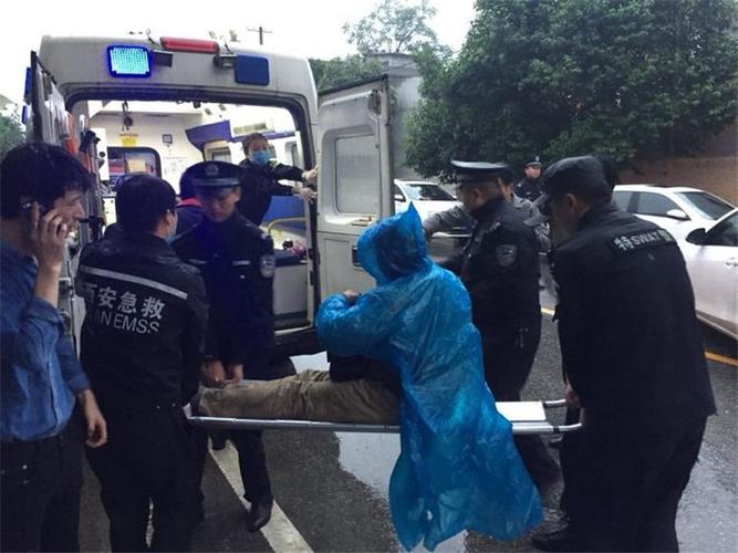 公安鄠邑分局巡特警大队救助一起交通事故受伤群众