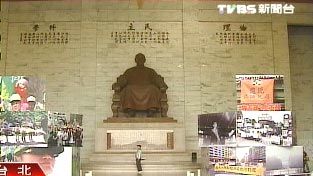 "台湾民主纪念馆"(原台北市中正纪念堂)大厅开门迎客,蒋介石铜像周围