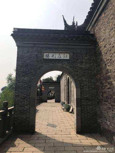 第二座青砖门楼上的匾额题写的是"江左形胜"