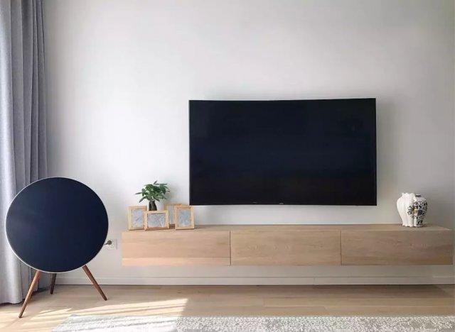比如说是比较小型的电视机一般是可以挂在轻质砖面墙上面;如果电视机