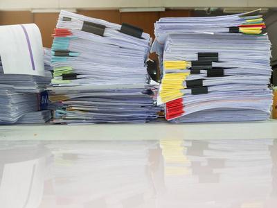经营理念,堆未完成的工作文件在办公室桌上,堆栈的商务用纸照片