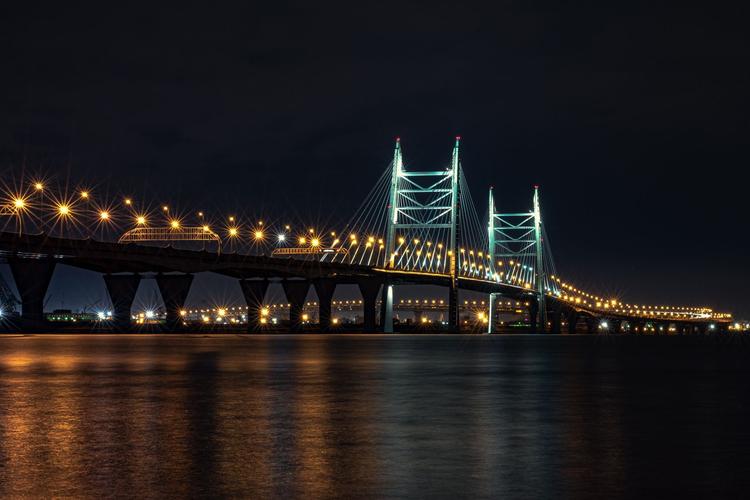 城市跨江大桥夜景图