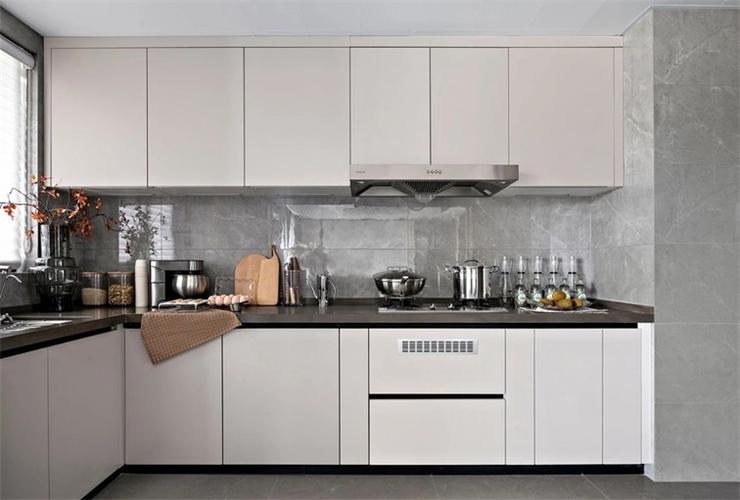厨房整洁明亮,吊柜着色设计瞬间让空间舒适起来,视觉效果自然而清新.