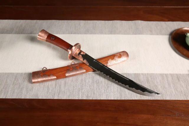 从外观上看,这一类刀剑的造型都比较独特,或护手为兽首形制,或刀身为