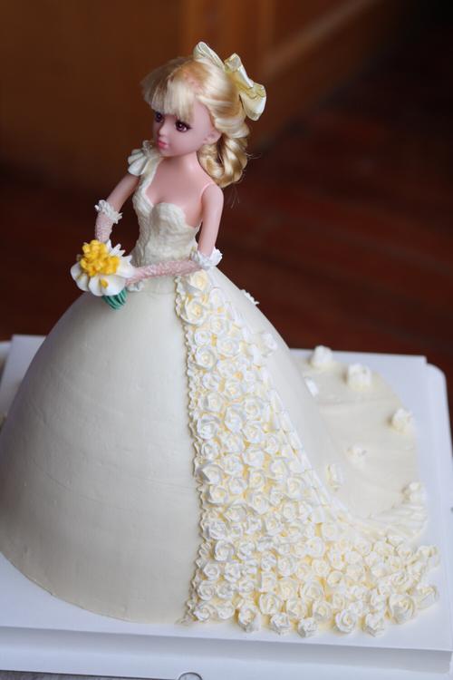 拖尾婚纱款芭比娃娃蛋糕侧面的玫瑰花儿太爱了