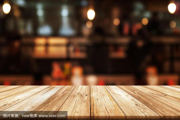 空的木制桌面与模糊的咖啡馆或餐厅的内部背景.
