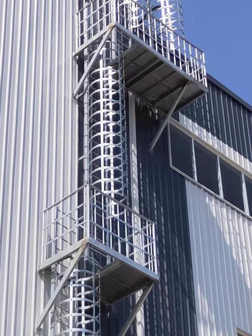 护笼爬梯加工厂家山东安全检修钢梯加工公司三维钢构