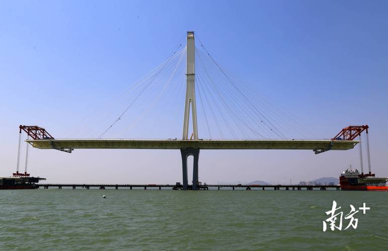 多图金海大桥完成节段性大悬臂钢梁架设