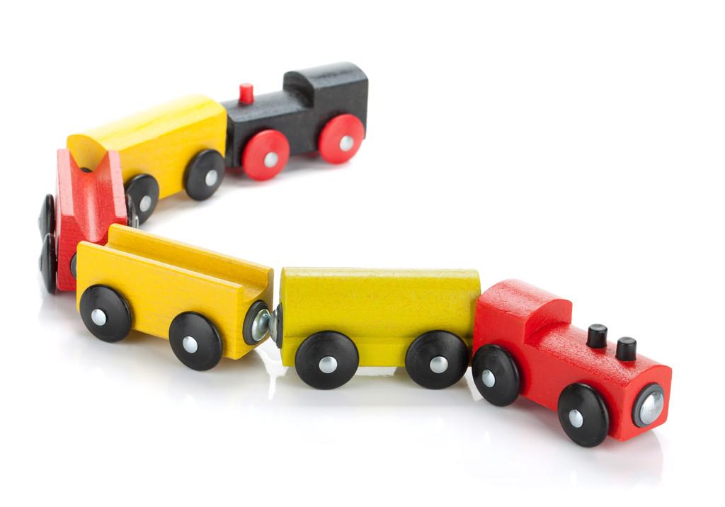 木制玩具彩色火车,木制玩具彩色火车.在白色背景上孤立