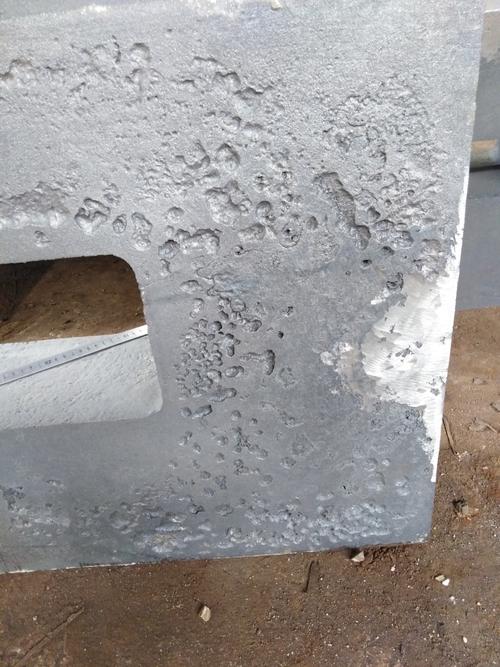 厚件灰铸铁h250表面出现气渣孔,是怎么回事?