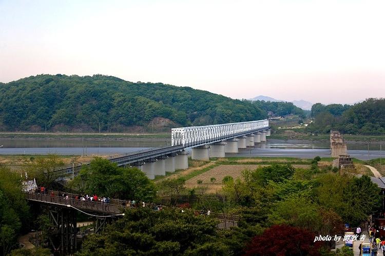 登上瞭望台可以看到近处的自由桥,连接南北双方新建成的临津江铁路