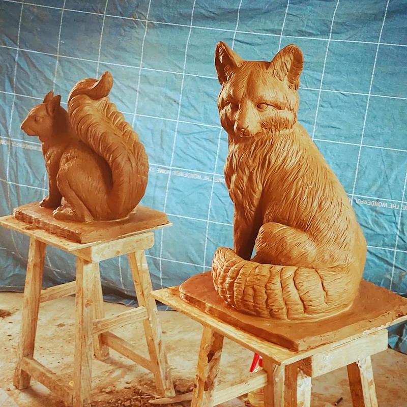 泥塑小狐狸雕塑艺术是一种表现形式非常丰富的艺术形式,主要通过雕塑