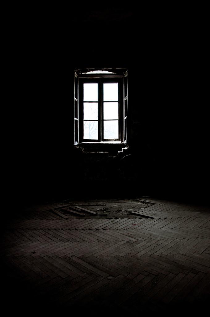 黑暗的房间的窗口,黑暗的房间里与一个窗口的灰度照片