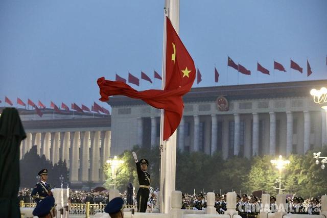 10月1日晨,中国人民解放军仪仗队护送国旗走向升旗台.