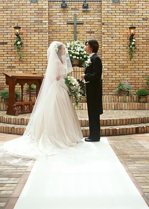 新郎和新娘在教堂举办婚礼的图片 第3张 尺寸:2094x2950 (天堂图片网)