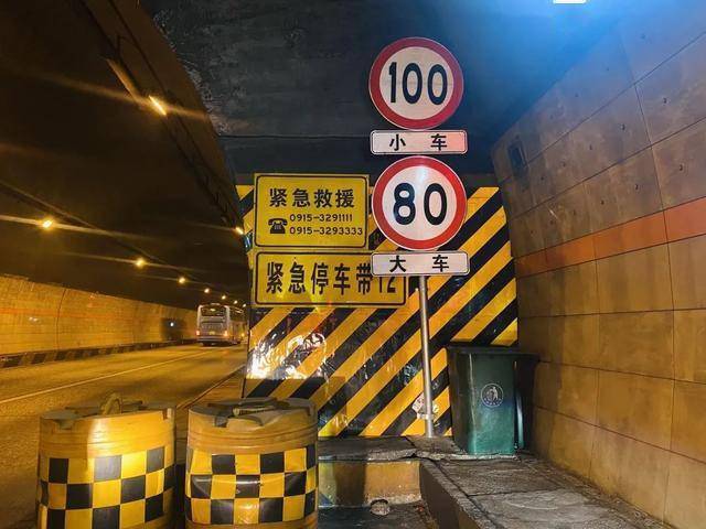 隧道紧急停车带共设置有2处限速警示标志牌和2处"前方测速"警告标志牌