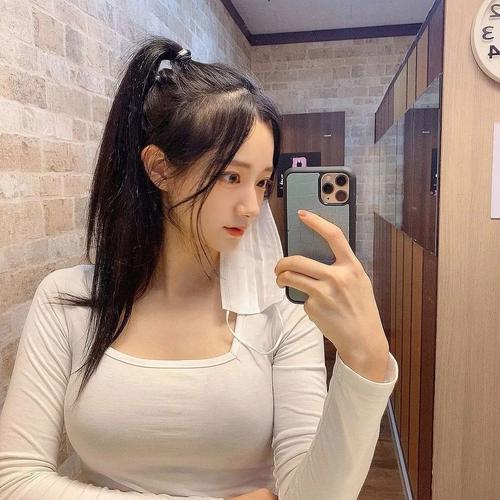 韩国美女大学生hyeon白皙皮肤美好身材藏不住
