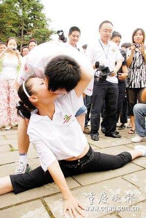 四川广安举行接吻大赛情侣边接吻边跳国标图