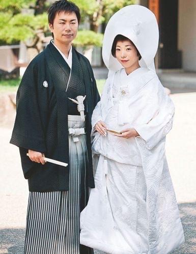 原来日本婚礼穿的传统白衣代表女方在娘家已经死了,从此整个人献给