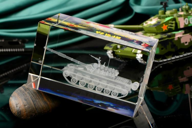 退伍军人纪念品留念 战友聚会部队礼品定制 军事模型坦克水晶摆件