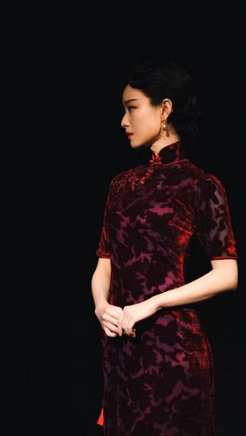 倪妮普及了一种叫做珍珠旗袍的款式,一种文艺风格的丝绸裙子_时尚